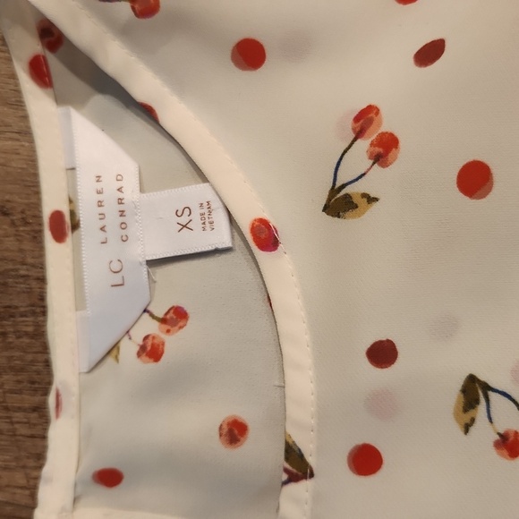 LC- Lauren Conrad- Bow Top Cream with Cherries. SIZE XS - Picture 3 of 8